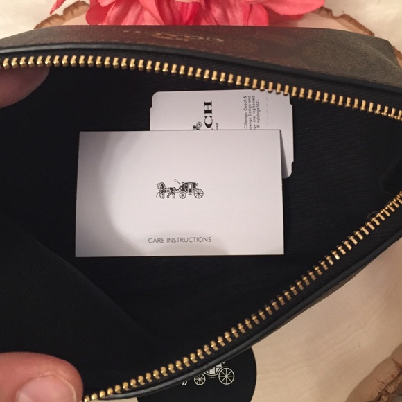 COACH Cosmetic case 17 in signature canvas - Picture 4 of 8